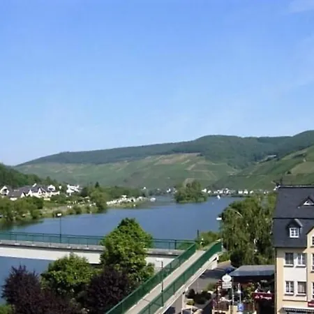In Einem Historischen Gebaeude Mit Balkon Und Blick Auf Mosel Apartment