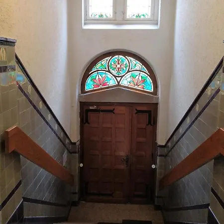 In Einem Historischen Gebaeude Mit Balkon Und Blick Auf Mosel Apartment